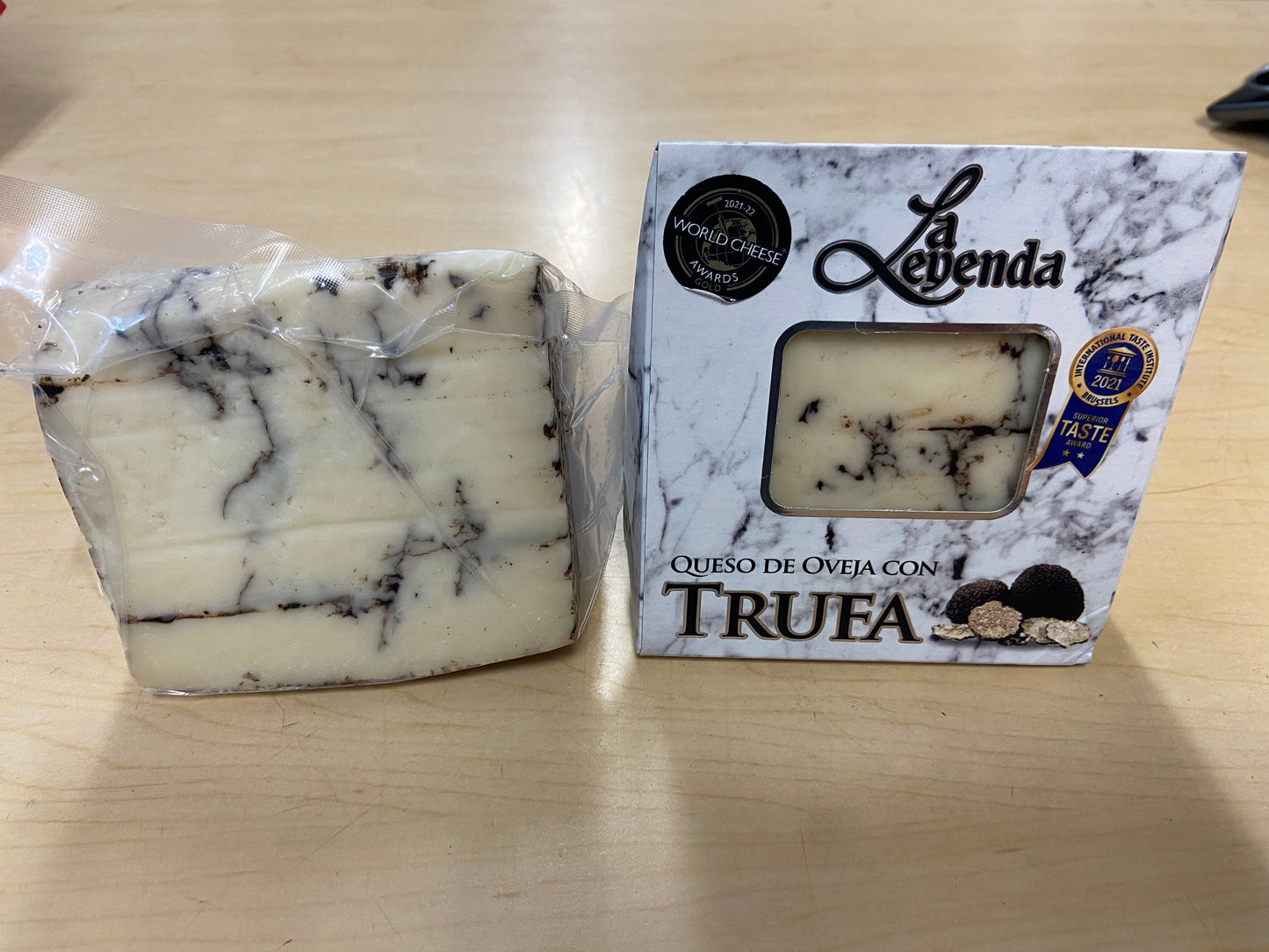 La leyenda Sheep's Milk Cheese With Black Truffle-(7.05/200 g)