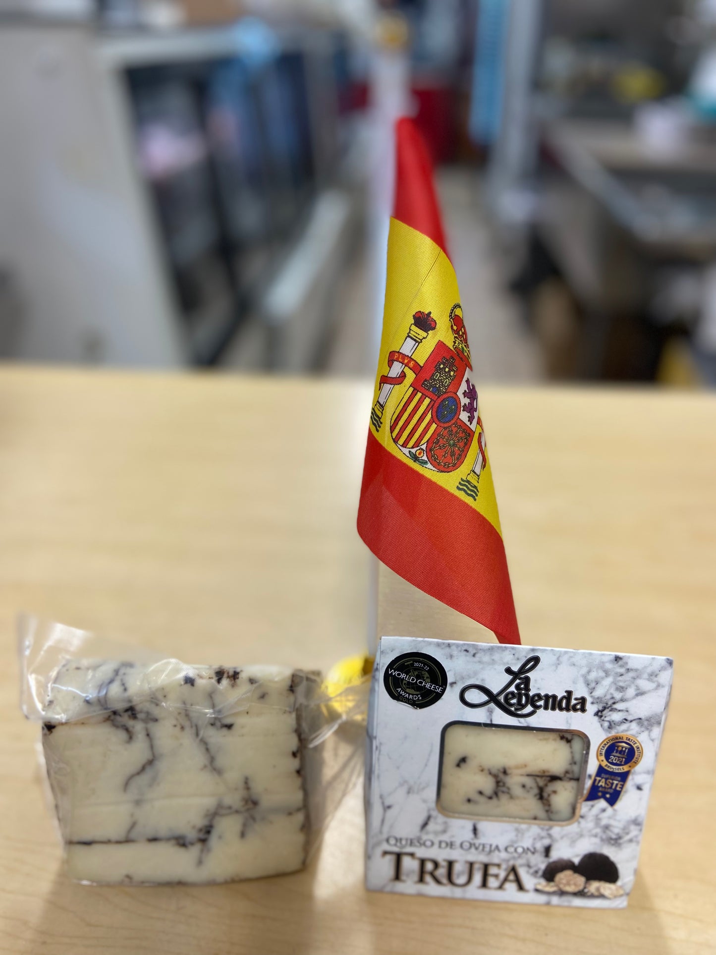 La leyenda Sheep's Milk Cheese With Black Truffle-(7.05/200 g)